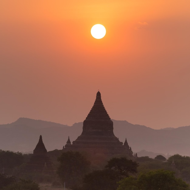Pôr do sol sobre os templos de Bagan uma antiga cidade localizada na região de Mandalay da Birmânia Myanmar Ásia