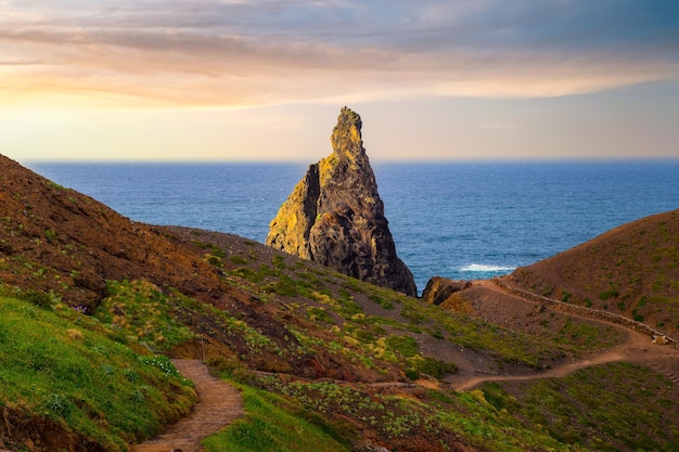 Pôr do sol sobre ponta de são lourenço península madeira ilhas portugal