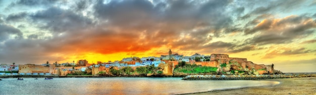 Pôr do sol sobre Rabat e o rio Bou Regreg em Marrocos