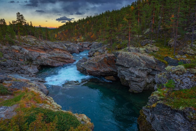 Foto pôr do sol sobre ridderspranget no parque nacional de jotunheimen noruega