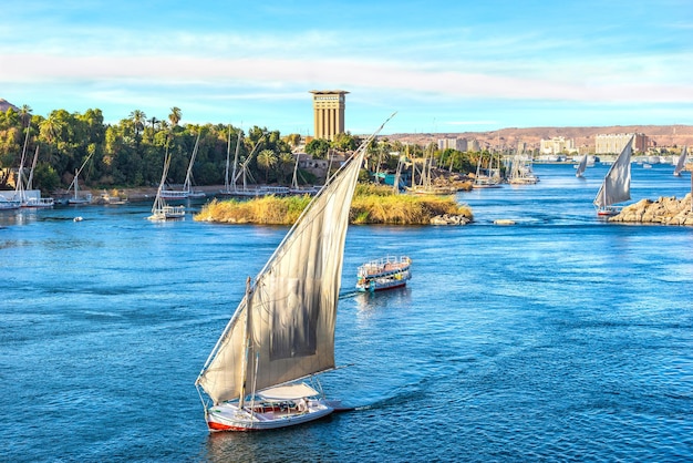 Pôr do sol sobre veleiros no rio nilo em aswan, egito