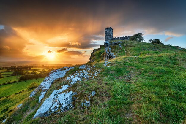 Pôr do sol tempestuoso sobre Brentor em Dartmoor