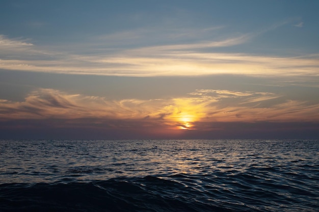 Pôr do sol vermelho na unidade de fundo natural romântico suave do mar com a natureza