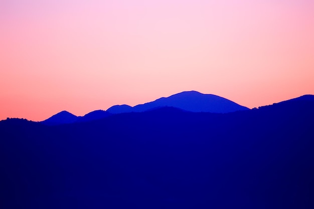 pôr do sol vermelho nas montanhas, silhueta da natureza da paisagem das montanhas ao pôr do sol, aparência de verão