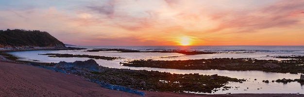 Pôr do sol vista para o mar da praia