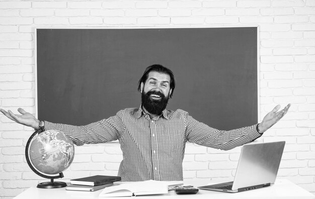 Por favor, dê as boas-vindas ao professor barbudo maduro do dia do conhecimento na lição, homem brutal, trabalho na sala de aula com quadro-negro, prepare-se para o exame, professor universitário, na lição, de volta à escola, educação formal