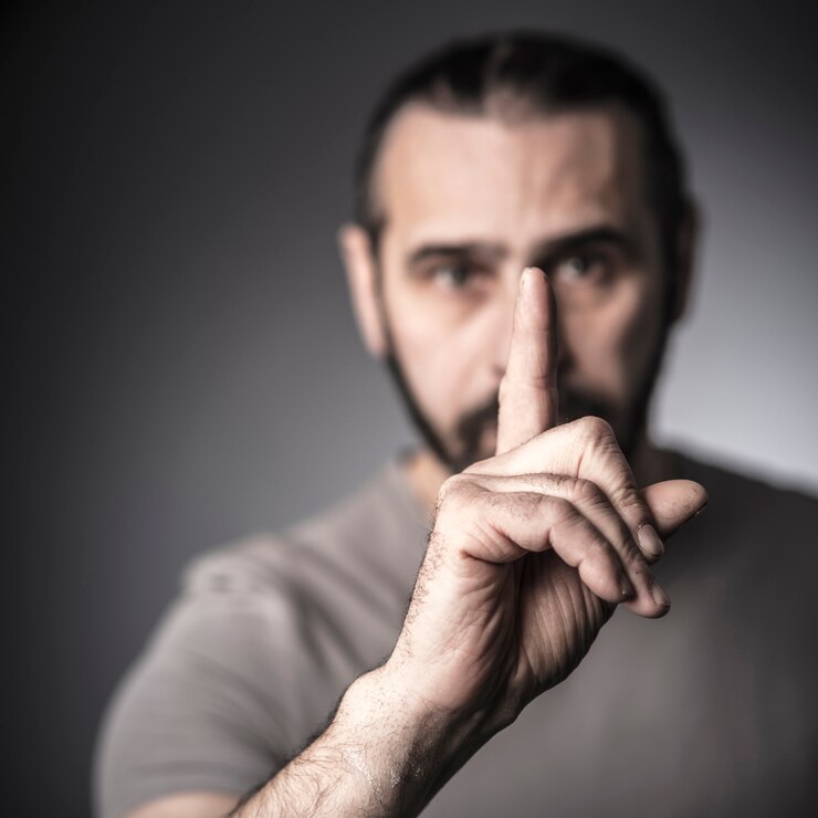 Foto por favor, estúdio de fundo silencioso tiro