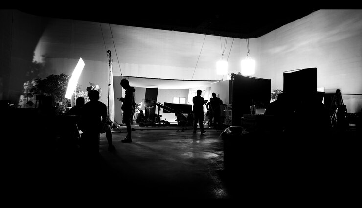 Foto por trás da produção do vídeo de filmagem e do conjunto de iluminação para filmar com qual equipe de filmagem está trabalhando