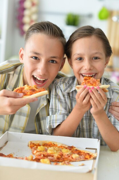 Porait de família feliz comendo pizza juntos