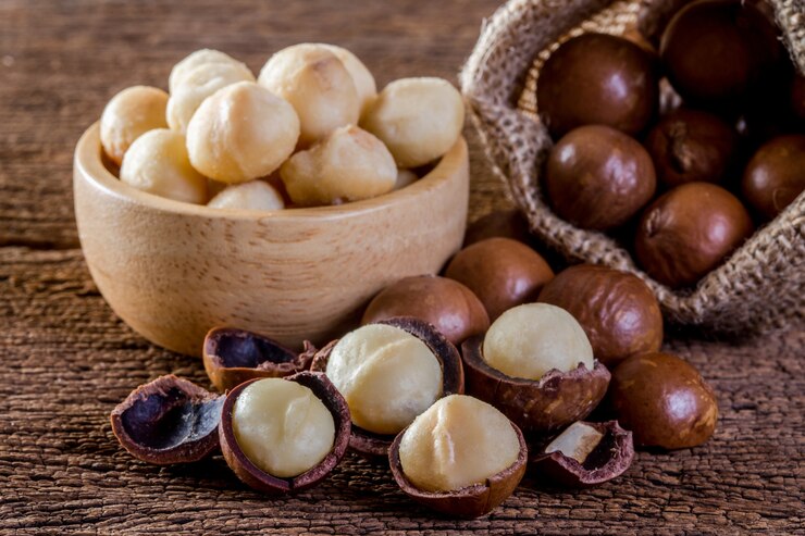 Porca de macadâmia na tabela de madeira.