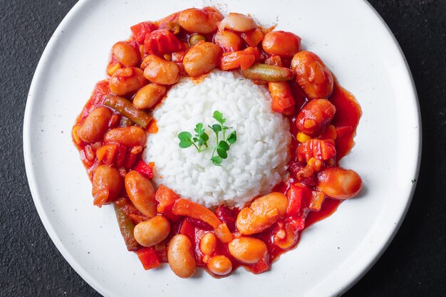 Porção de arroz com feijão e vegetais na mesa cozinhando a refeição