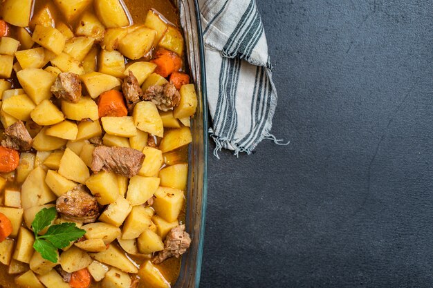 Porção de batata tewed e carne assada com goulash