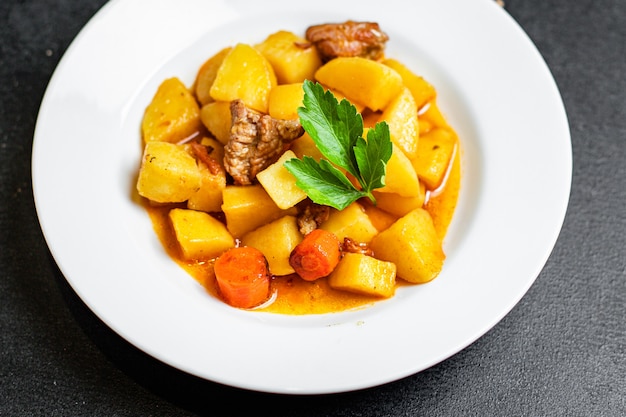 Porção de batata tewed e carne assada com goulash