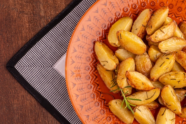 Porção de batatas assadas com azeite e alecrim