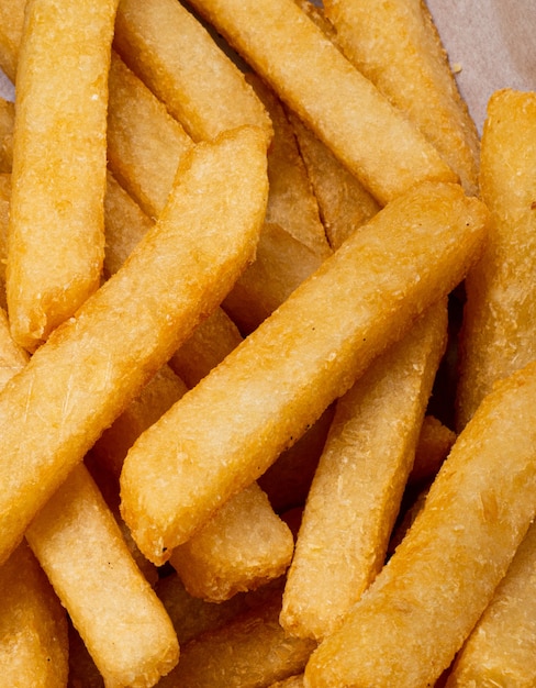 Porção de batatas fritas servidas no prato.