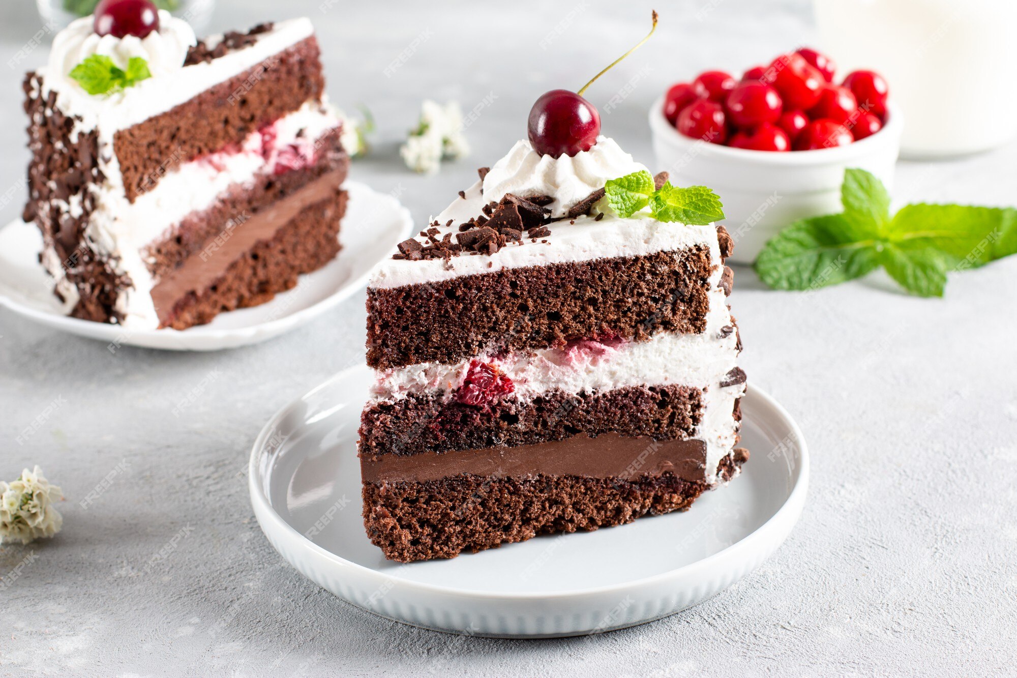 Bolo De Chocolate Doce Comida. Jogo Cremoso Do Queque Isolado No Branco.  Bolinho De Padaria Com Cereja. Conceito De Doces De Ilustração Gráfica  Fotos, retratos, imágenes y fotografía de archivo libres de