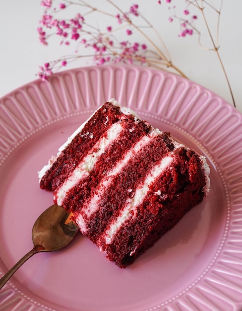 Porção de bolo de veludo vermelho