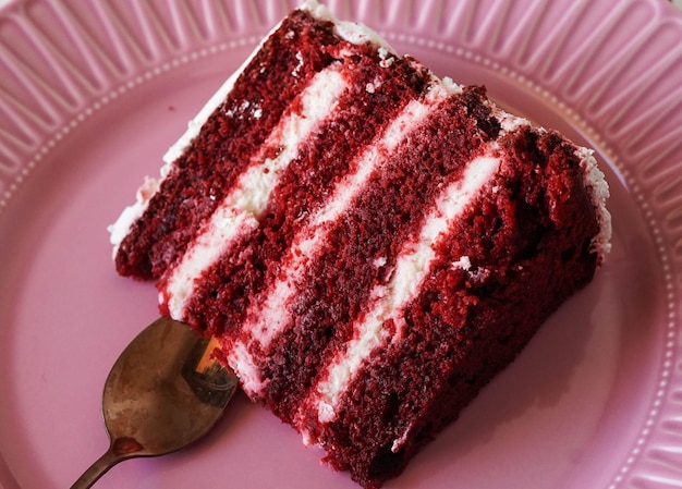 Porção de bolo de veludo vermelho