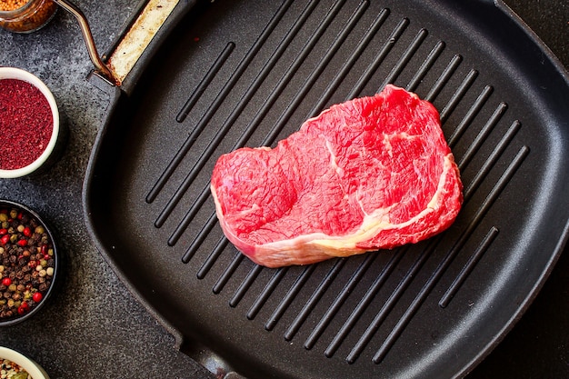 Porção de carne bovina fresca de bife cru na mesa refeição saudável