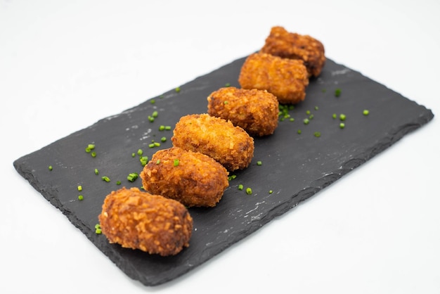 Porção de croquetes gourmet de frango, frutos do mar e presunto.