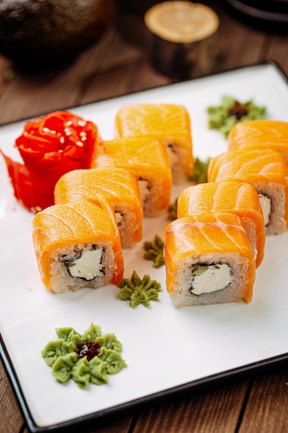 Porção de deliciosos rolos de sushi da filadélfia