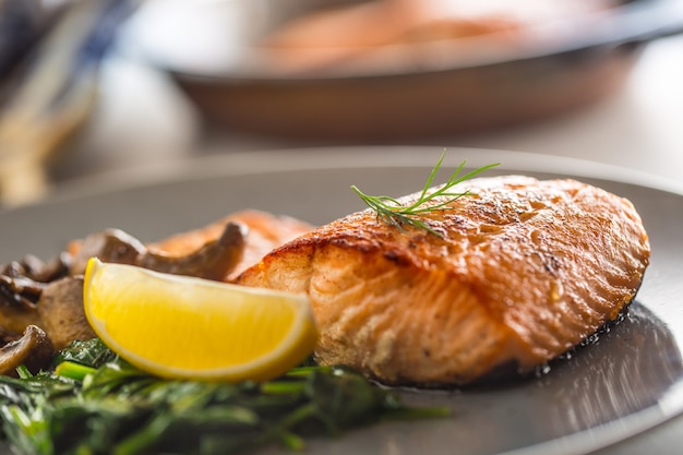 Porção de filé de salmão assado com cogumelos de espinafre em restaurante, pub, casa ou hotel