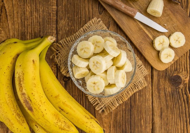 Porção de foco seletivo de bananas fatiadas