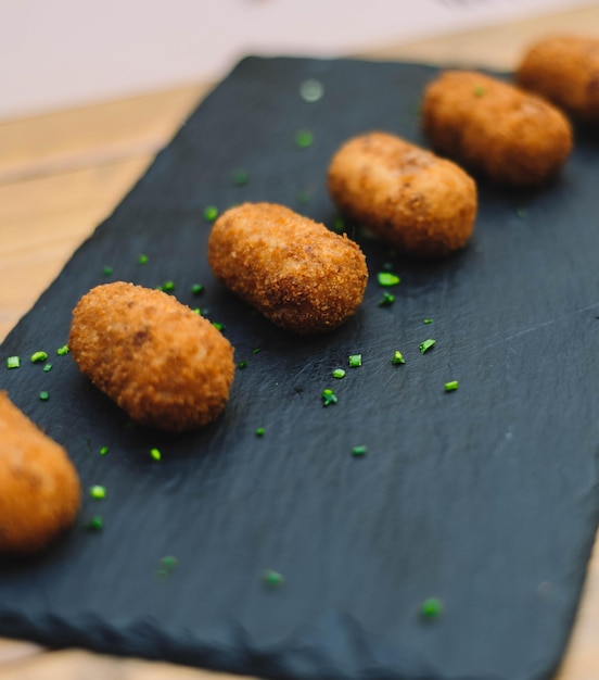 Foto porção de fruto de mar de frango gourmet e croquetes de presunto