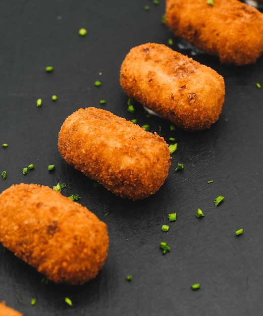 Foto porção de fruto de mar de frango gourmet e croquetes de presunto