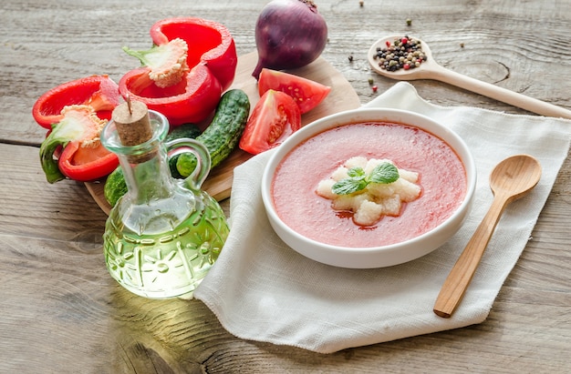 Porção de gaspacho com ingredientes