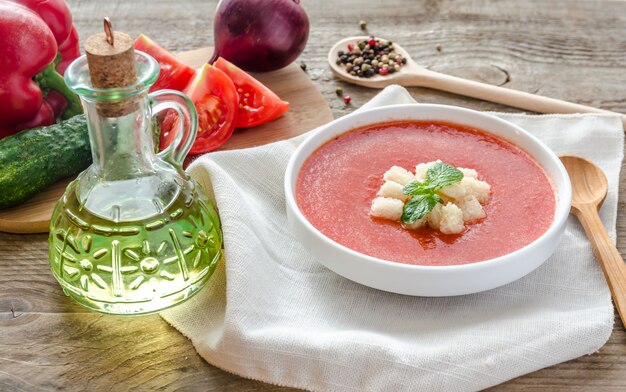 Porção de gaspacho com ingredientes