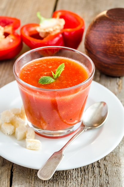 Porção de gaspacho em copo com hortelã