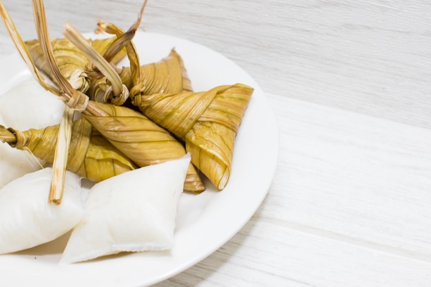 Porção de ketupat palas e nasi himpit em foco seletivo Hari Raya Food