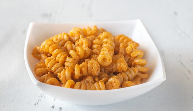 Porção de macarrão com tomate e pesto de ricota