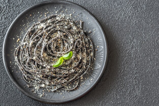 Porção de macarrão preto Cacio e pepe