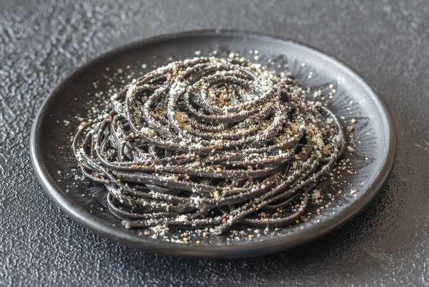 Porção de macarrão preto Cacio e pepe