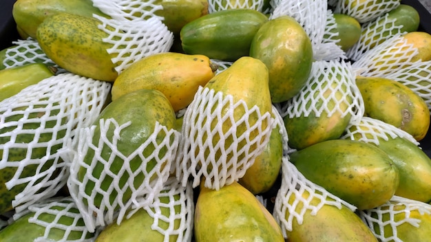 Porção de mamão exposta na gôndola do supermercado.