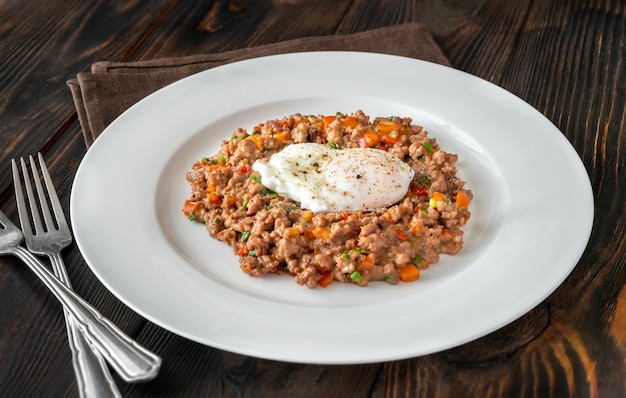 Porção de ovos escalfados com carne picada