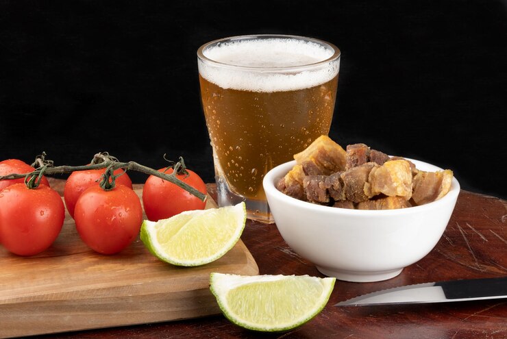 Foto porção de pancetta servida com cerveja