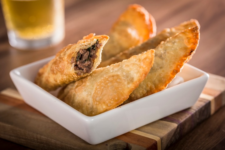 Foto porção de pasta frita na mesa pastelaria de carne