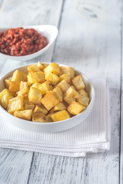 Porção de patatas bravas com molhos