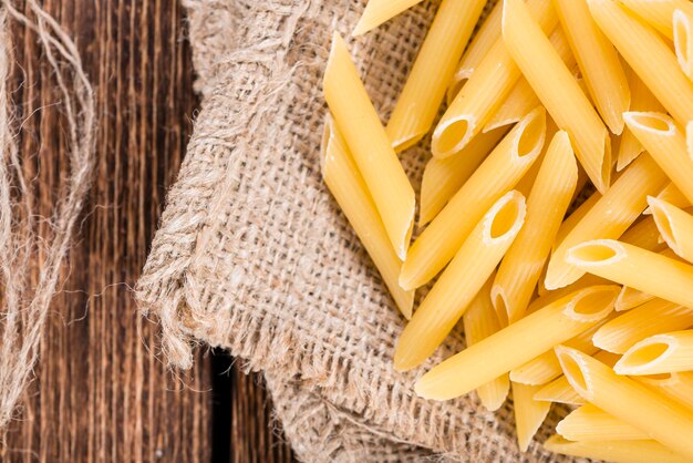 Foto porção de penne cru