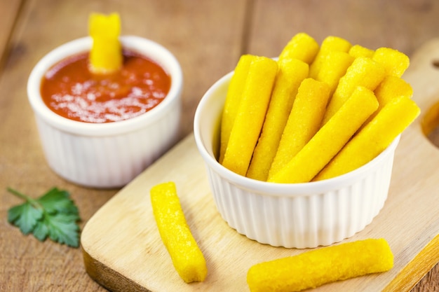 Porção de polenta, palitos fritos típicos do Brasil, servidos com ketchup ou molho de tomate