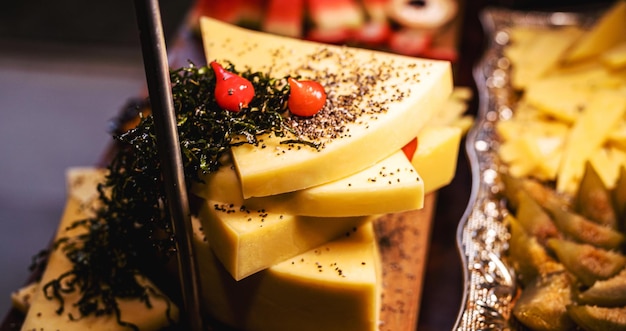 Porção de queijo com pimenta de aperitivo brasileiro servido em restaurantes