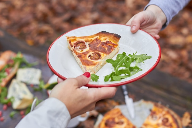 Porção de quiche lorena em um prato