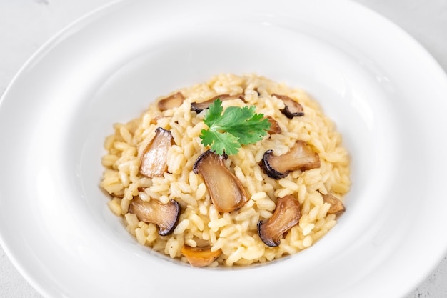 Foto porção de risoto com cogumelos