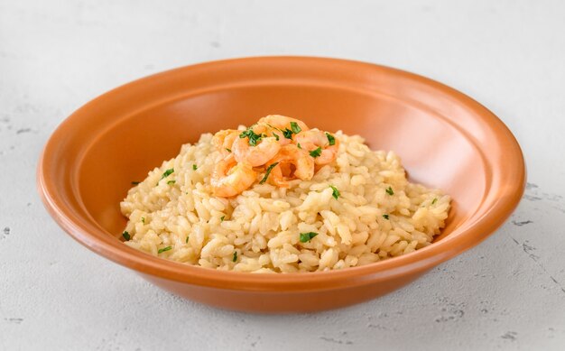 Porção de risoto guarnecido com camarão na tigela