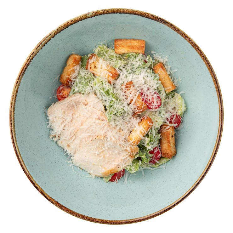 Foto porção de salada césar com camarão