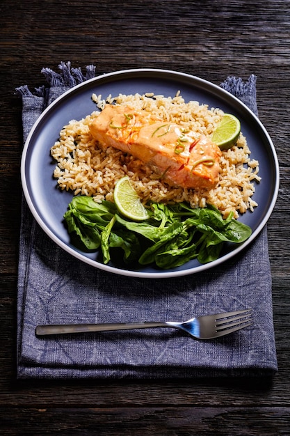 Porção de Salmão cozido com arroz e verduras