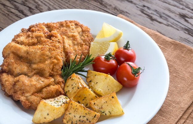 Porção de schnitzel com guarnição